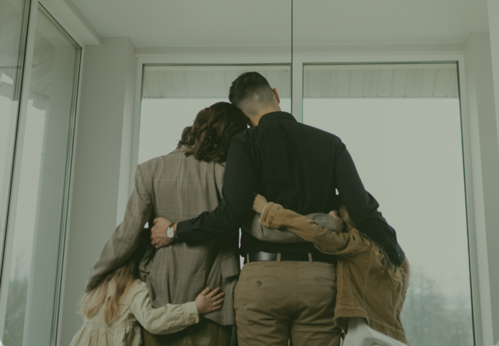 Família se abraçando durante o Luto