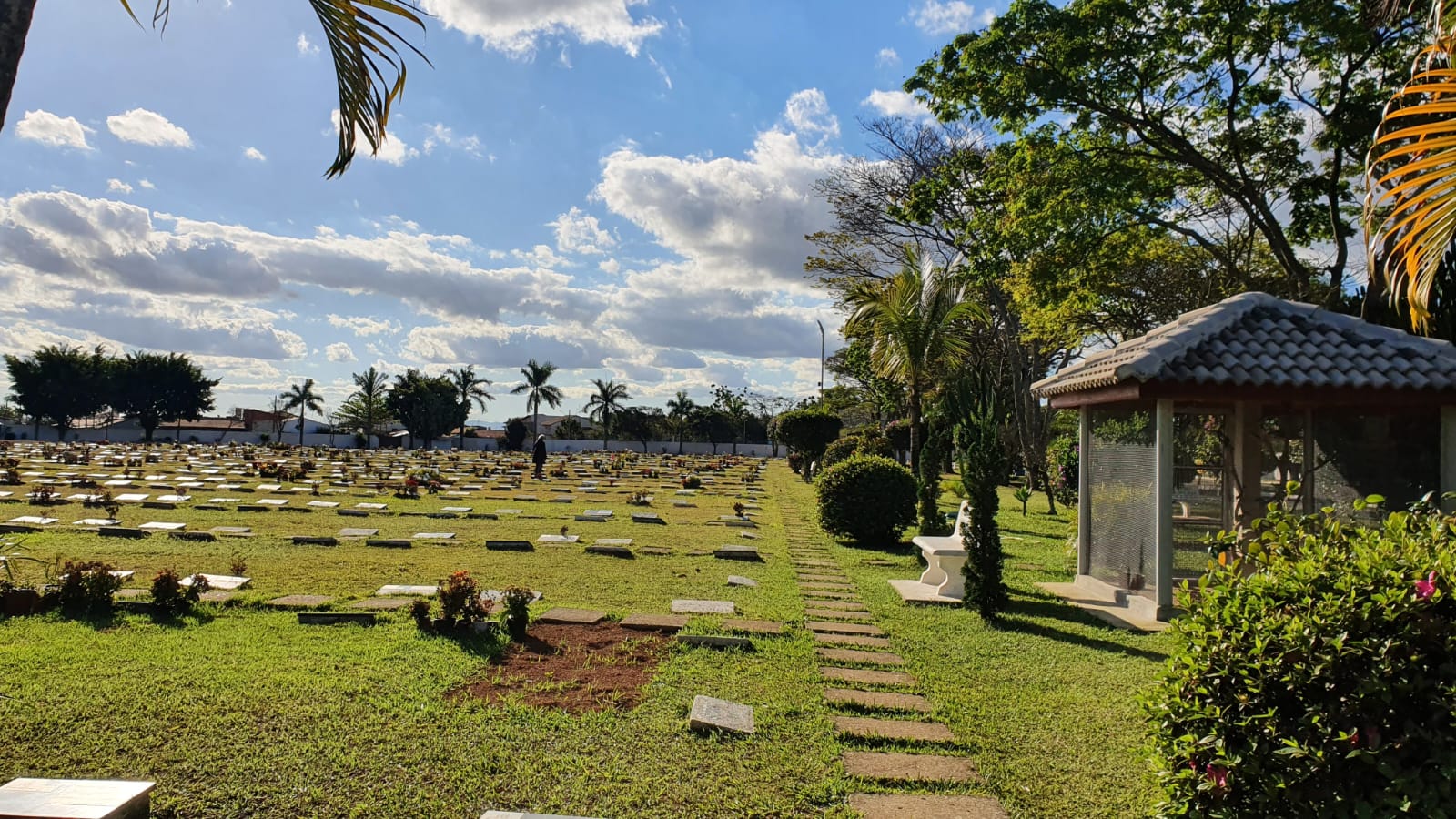 jazigo em um cemitério jardim fotografia