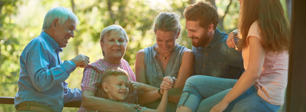 Família unida e feliz após garantir um futuro seguro com o Grupo Parque das Flores