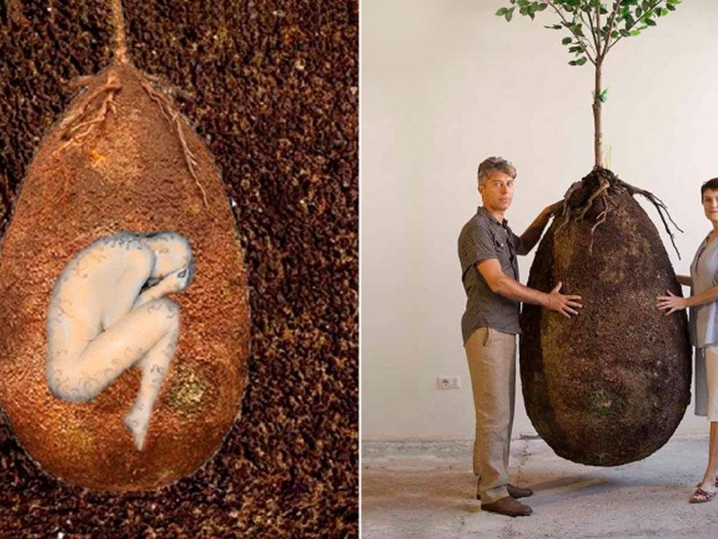 Imagem de dois arquitetos italianos que criaram a "capsula mundi" uma espécie de semente humana pós morte.