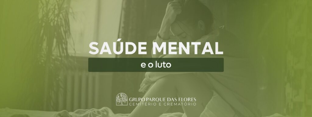 Mulher sentada com a cabeça apoiada na mão, em um momento de sofrimento emocional.