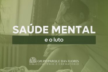 Mulher sentada com a cabeça apoiada na mão, em um momento de sofrimento emocional.