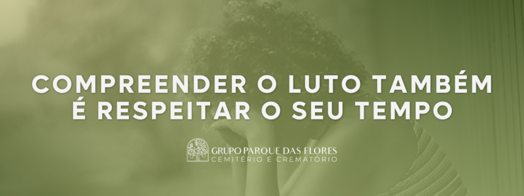 Mulher refletindo com as mãos no rosto sobre as luto.