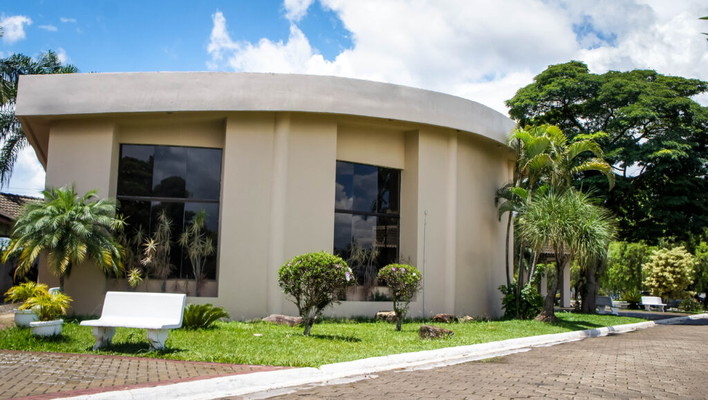 Área externa da capela do Cemitério e Crematório Parque das Flores, em São José dos Campos