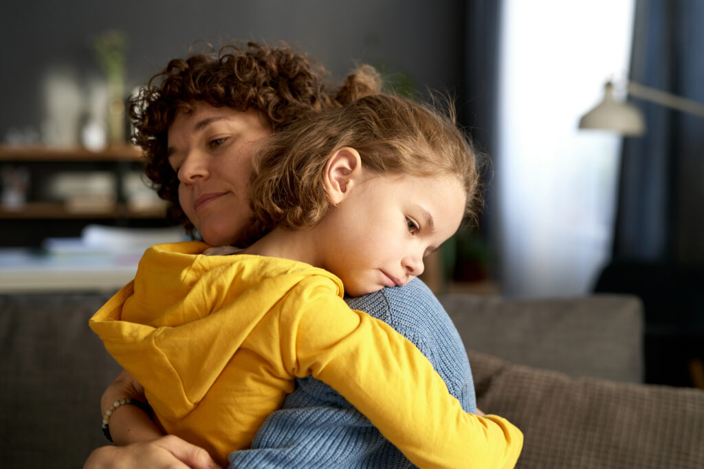Acolhimento, escuta validação dos sentimentos é o principio para ajudar as crianças que estão passando pelo luto.